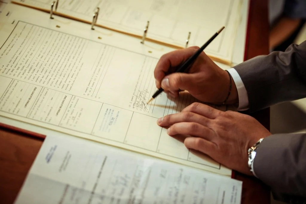 Persona firmando un documento