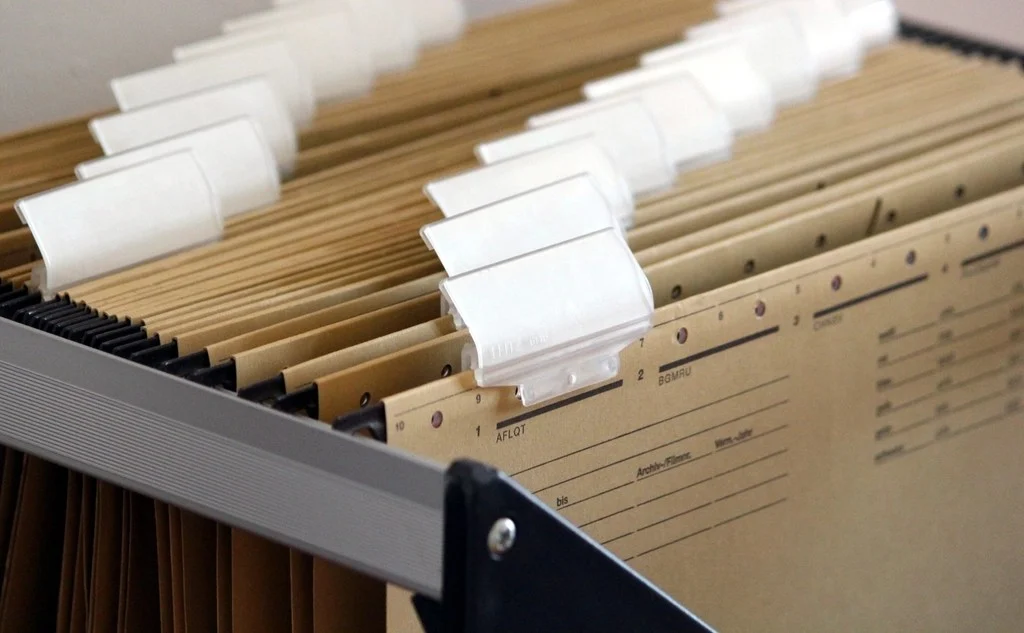 Carpetas colgantes con documentos en un archivador